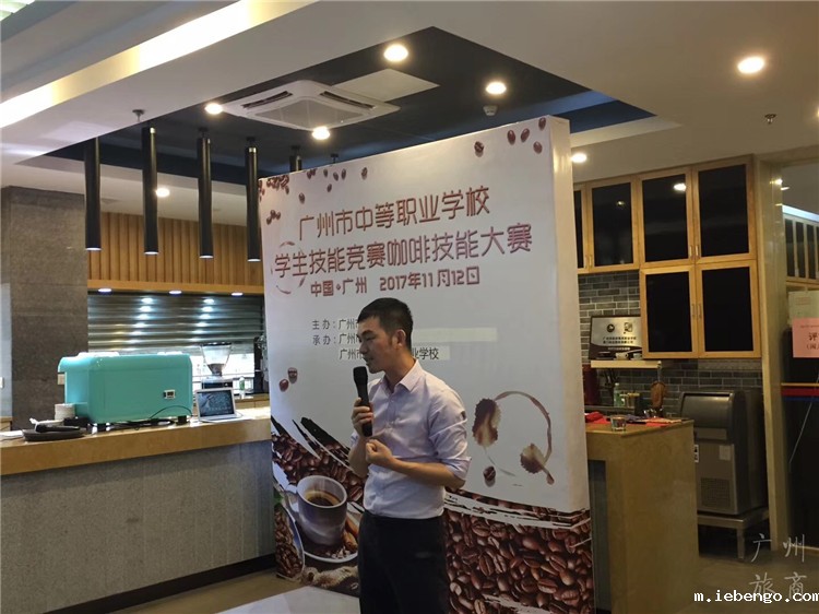 评委长李陶在赛后对选手进行技术点评.jpg